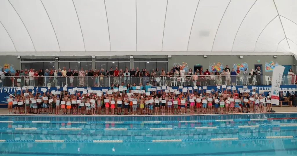 İzmit Belediyesi ile yüzme öğrenen minik yüzücüler sertifikalarını aldı