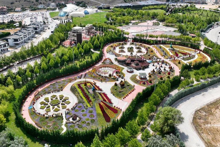 Konya Selçuklu’daki ‘çiçek bahçesi’ne yoğun ilgi