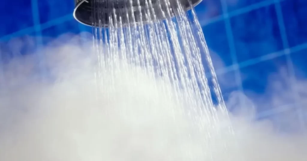 Sıcak suyla duş almak cildi kurutabilir