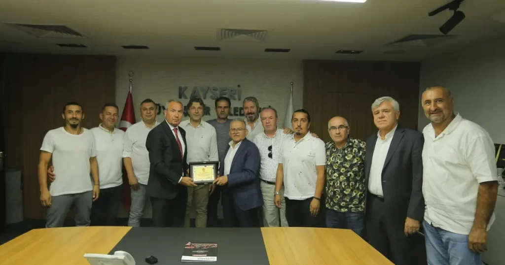 TÜRFAD Kayseri’den Büyükkılıç’a plaket – İGF HABER