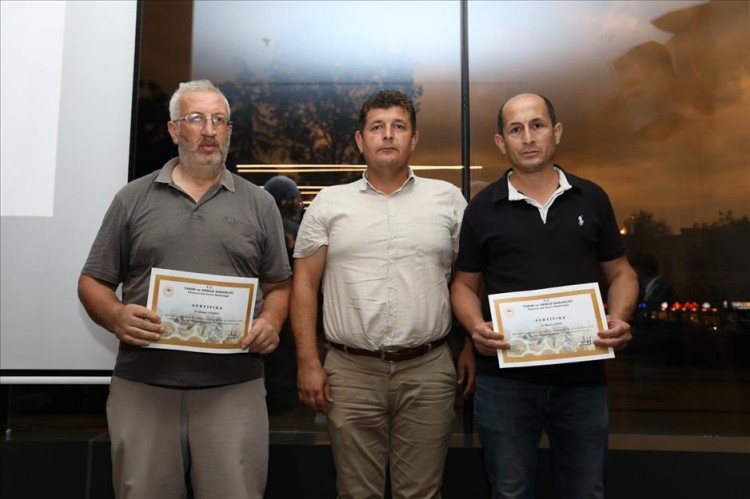 İnegöl'de Ana Arı Yetiştiriciliği kursunu başarıyla bitiren kursiyerler sertifikalarını aldı