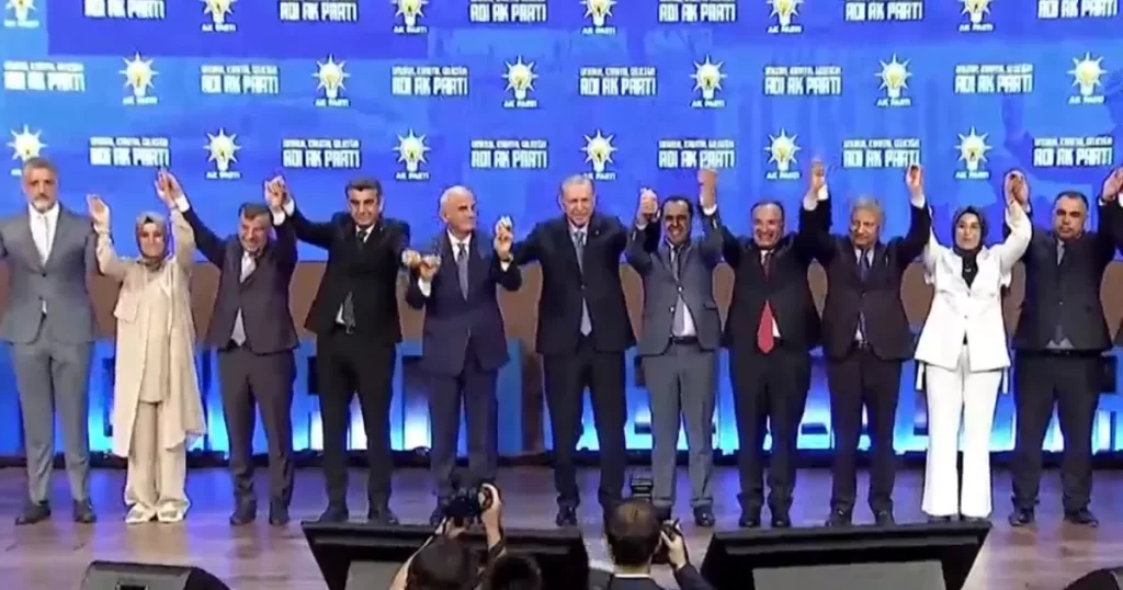 13 belediye başkanı ve 2 milletvekili AK Parti’ye geçti