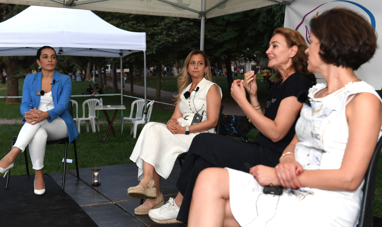 Bursalı kadınlar eşitlik ve özgürlük için Osmangazi'de hem eğlendi, hem öğrendi