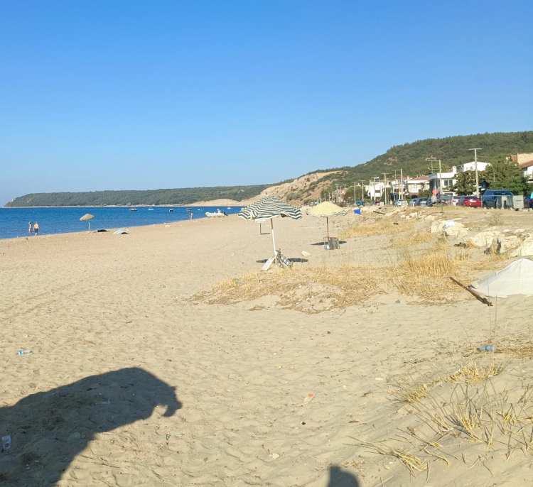 Erikli sahilinden iki traktör çöp toplandı