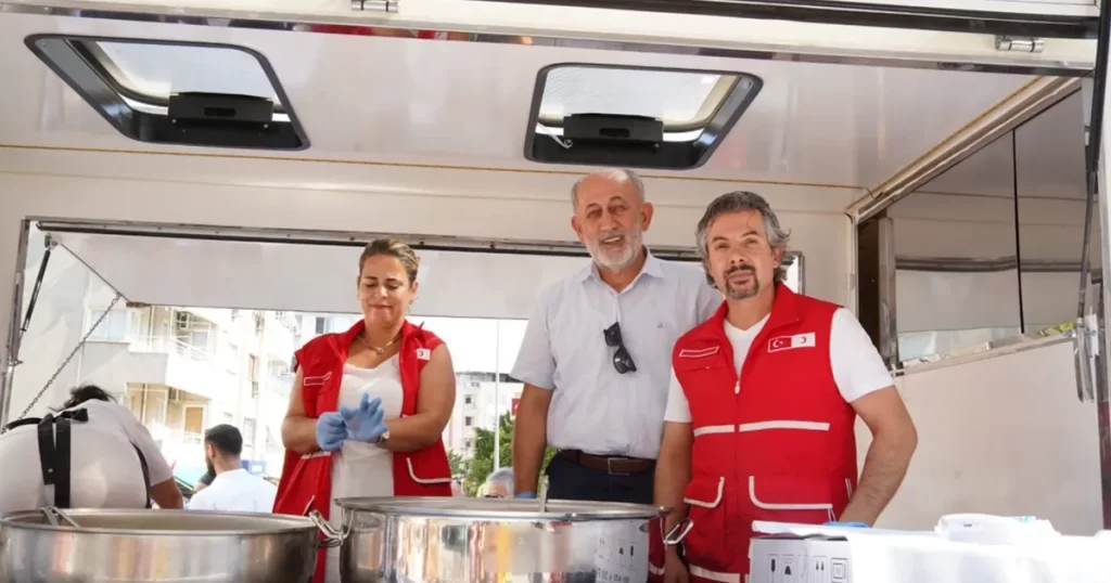 Bayraklı Kızılay Şubesi aşure etkinliği düzenledi