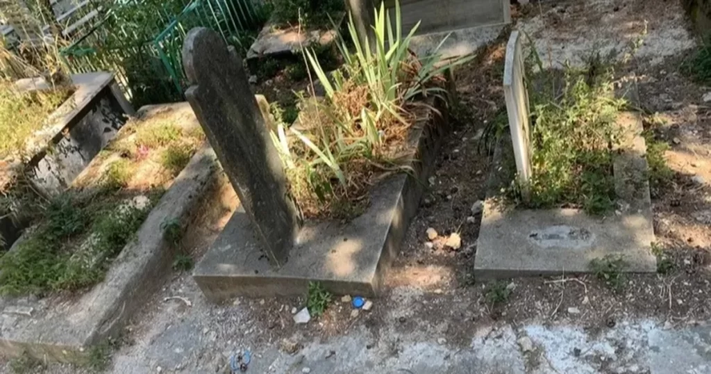 Bursa Alacahırka Mezarlığı’nda mezarlar toprağa gömüldü