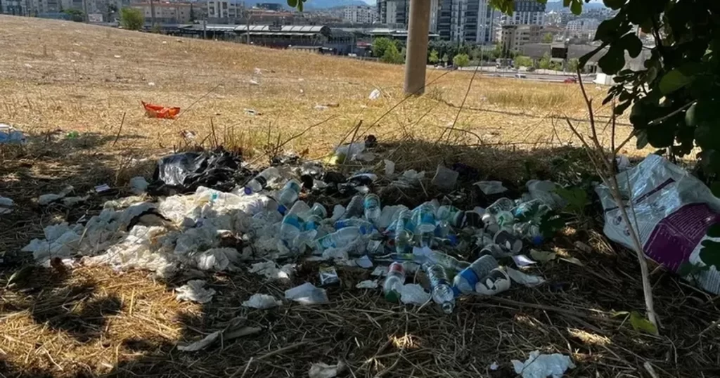 Bursa’daki boş arazi çöp yuvası oldu