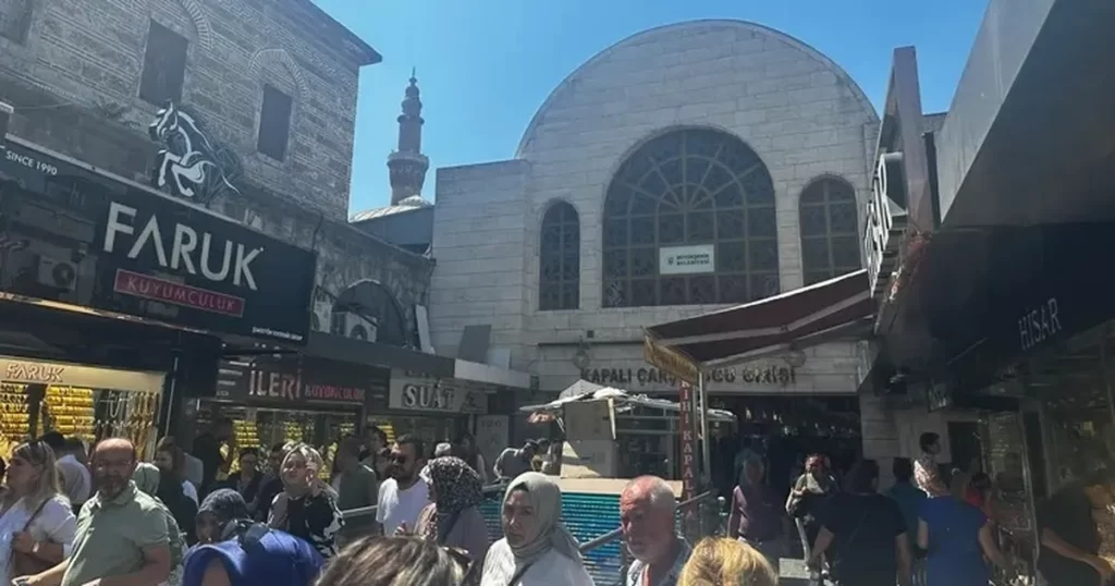 Bursa Kapalı Çarşı yoğunluğu ile dikkat çekti