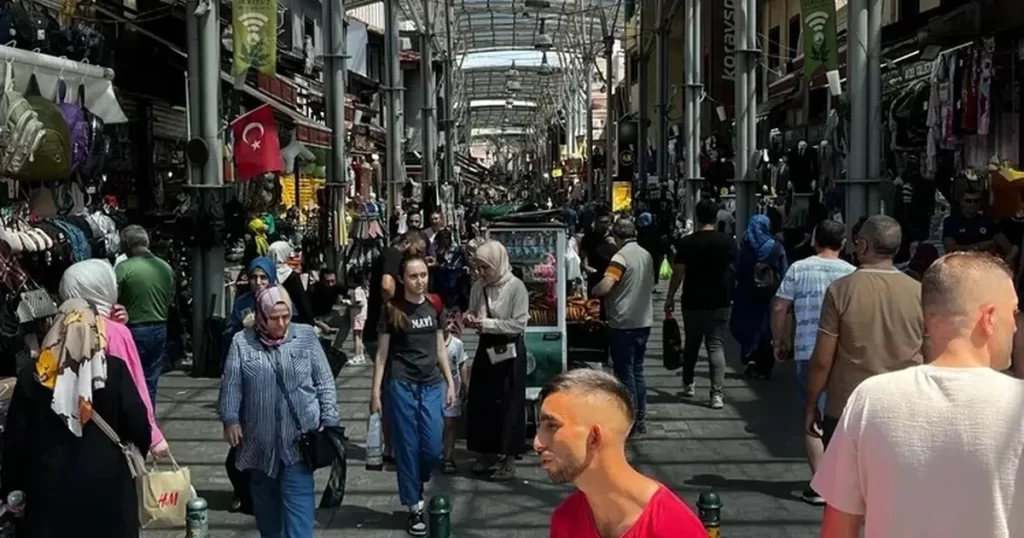 Bursa’nın Kapalı Çarşısı kalabalığı ile göz doldurdu