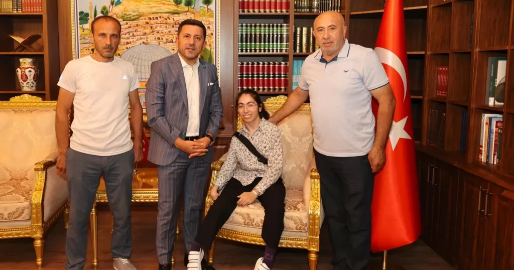 Genç yazar kitabının ilk baskısını Başkan Arı’ya hediye etti