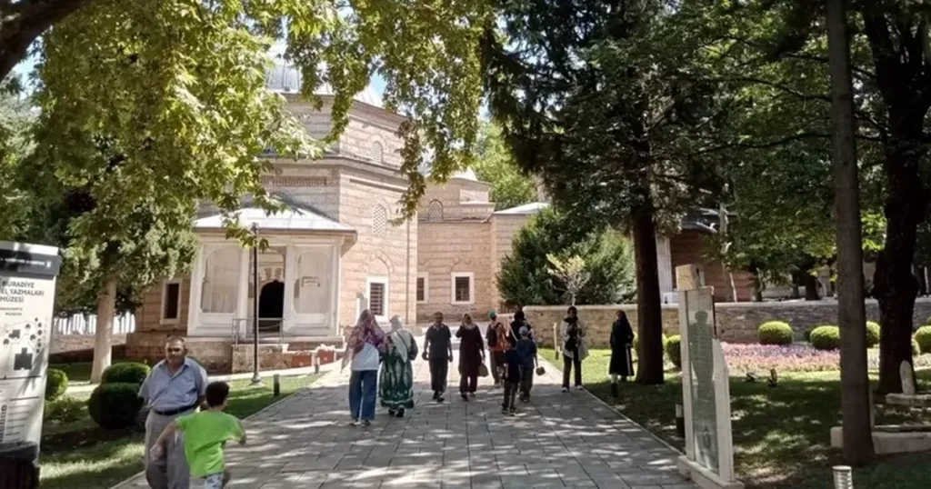 II. Murat Külliyesi’ne ziyaretçi akını