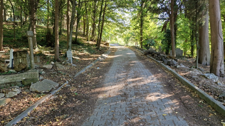 Bursa'da Fevziye Mahallesi Mezarlığı’nın bakımsızlığı tepki çekiyor