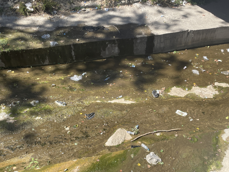 Bursa'da kuruyan dere kötü koku yayıyor
