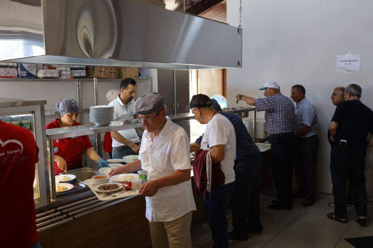 İzmit'te her gün tıklım tıklım… 4 çeşit yemek 40 TL