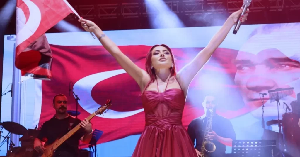 Melek Mosso, Kütahya’da 70.000 kişiyi Cumhuriyet Meydanı’nda buluşturdu!