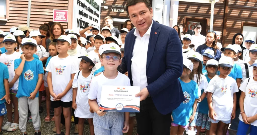 Minik yüzücüler sertifikalarını Başkan Aydın’dan aldı