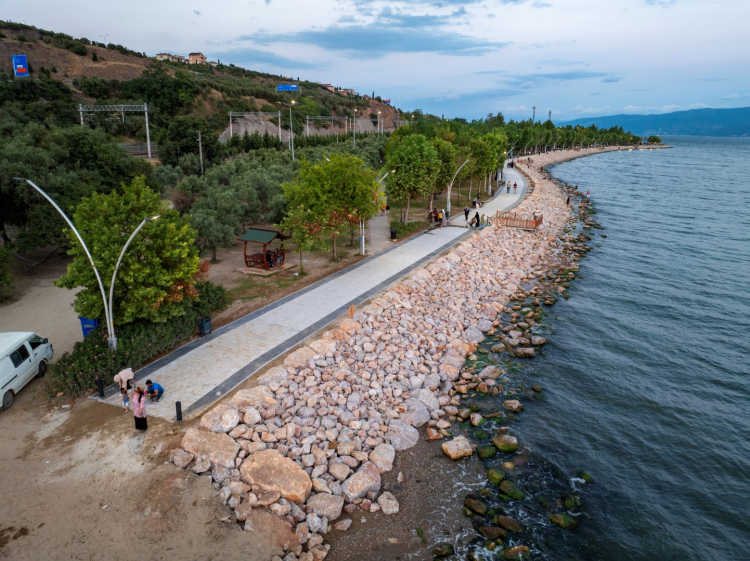Tavşancıl Sahil Parkı gündüz başka gece başka güzel