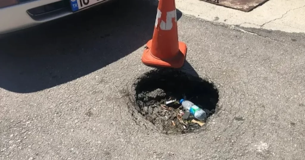 Bursa Üçevler’de yolda oluşan çökme her geçen gün büyüyor