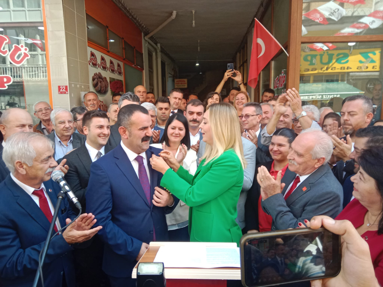 İYİ Parti'den istifa eden Uzunköprü Belediye Başkanı CHP'de.. Başkan Martin yeniden baba ocağında