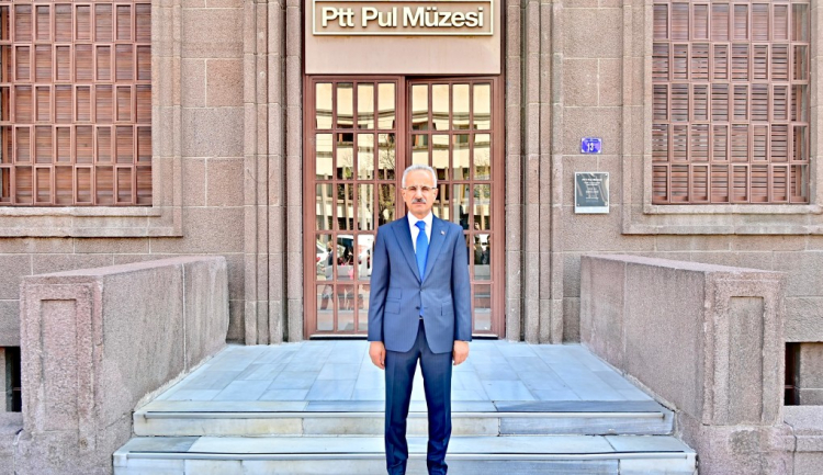 Bakan Uraloğlu'ndan Pul Müzesi'ne ziyaret