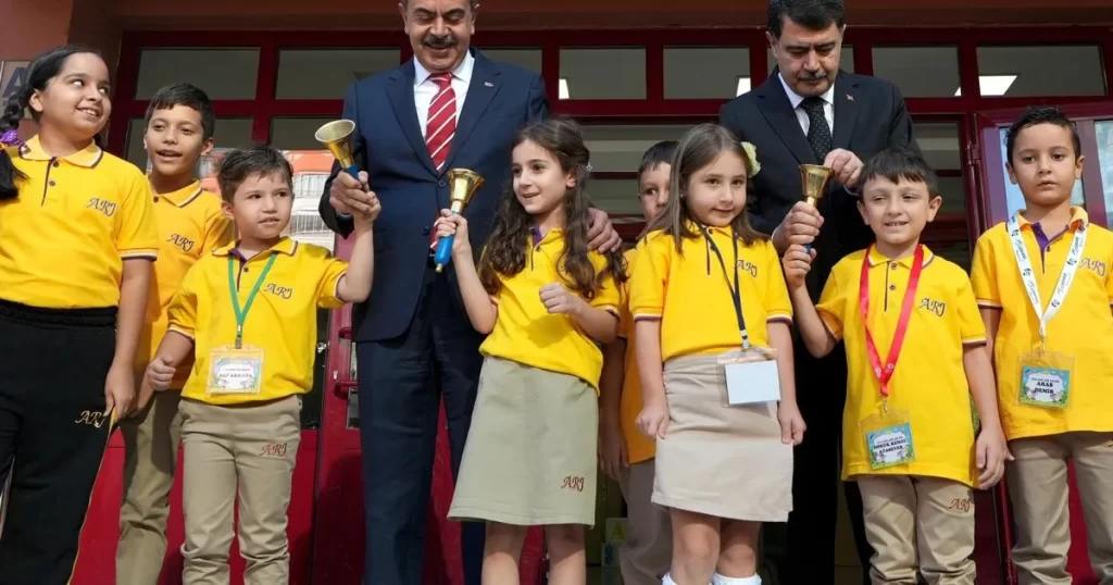 Bakan Tekin ilk ders zilini çaldı