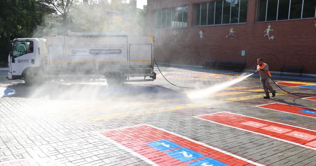 Bakırköy Belediyesi’nden okullara temizlik desteği
