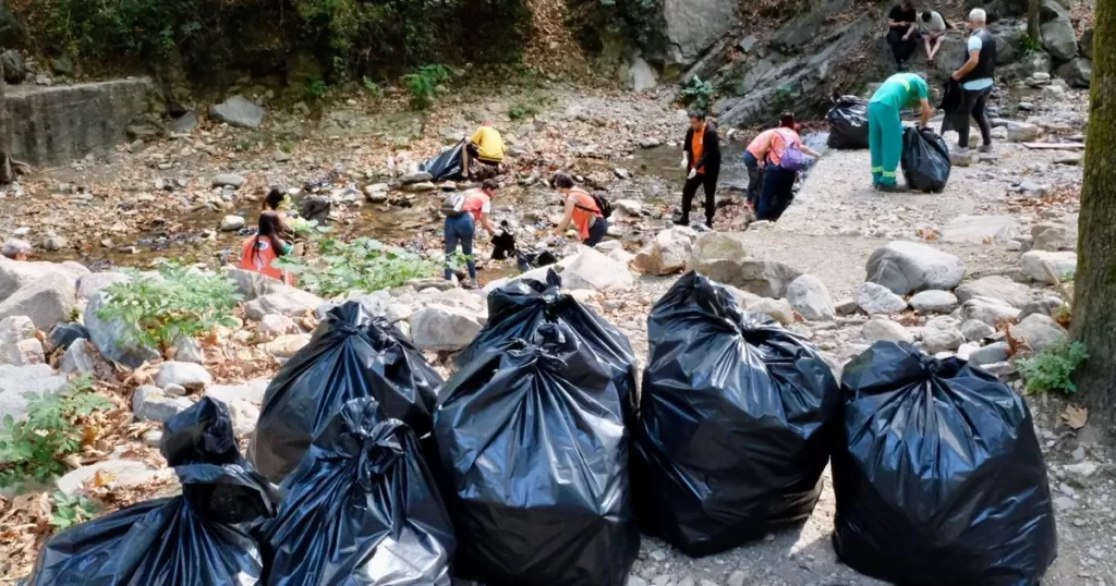 Bursa Osmangazi’den iki kamyon çöp topladılar