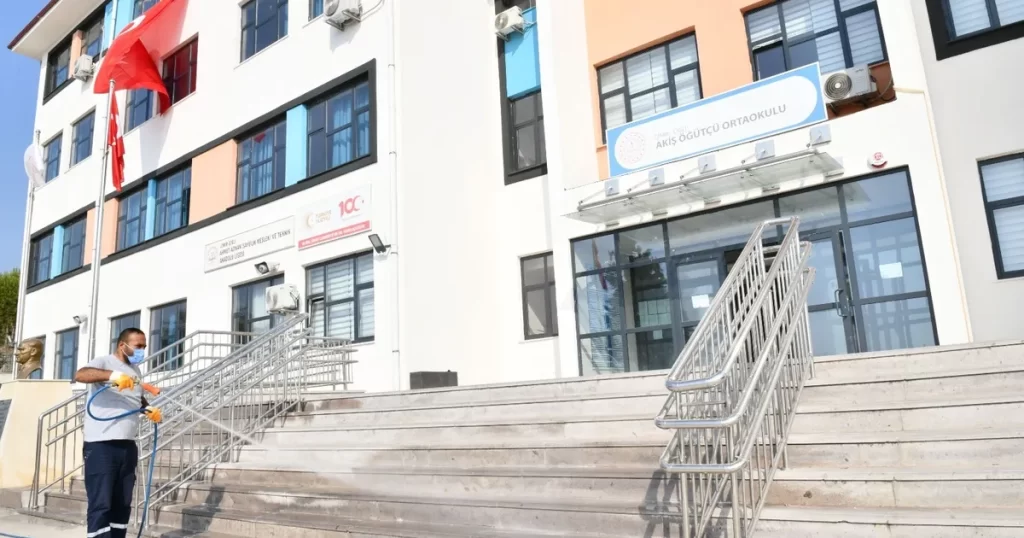 Çiğli’de okullara bakım ve onarım desteği