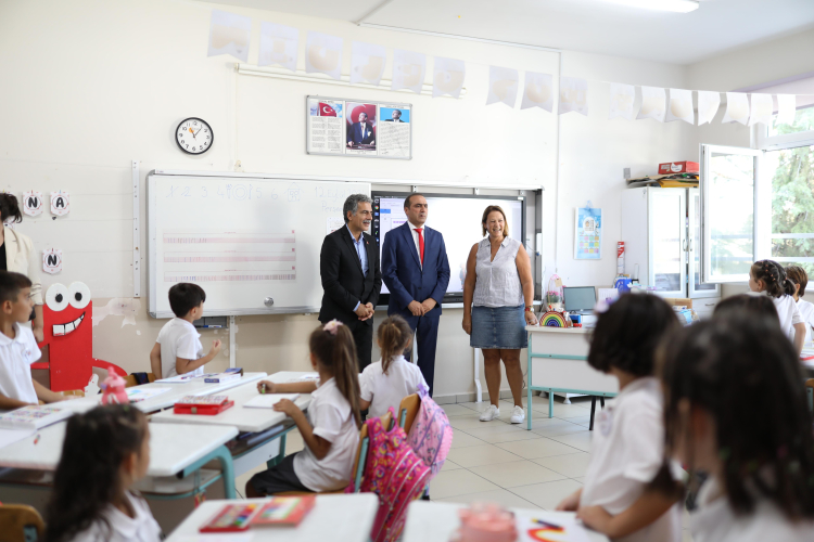 Gemlikli miniklere çantaları Başkan Amcalarından