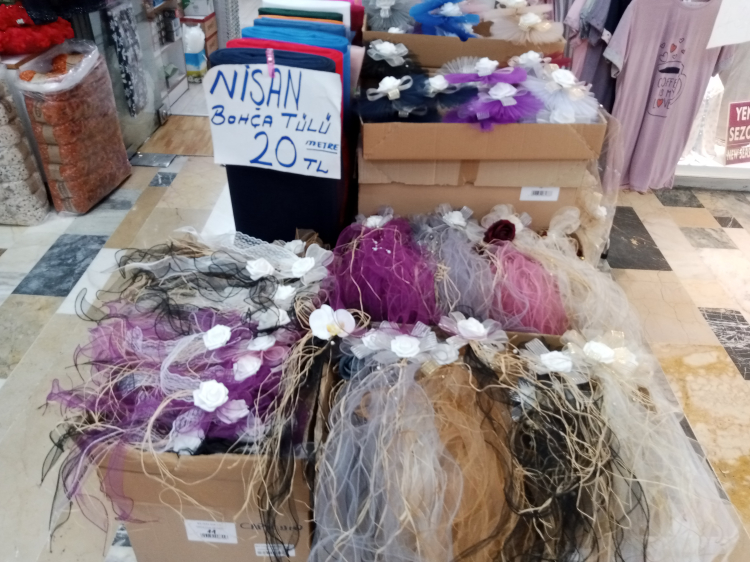 Bursa'nın Çiçek Pasajı evlenecekler çiftlerin uğrak noktası oluyor