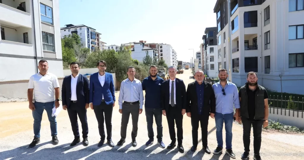 İnegöl Fatih Mahallesinde yeni yollara sathi kaplama yapılıyor