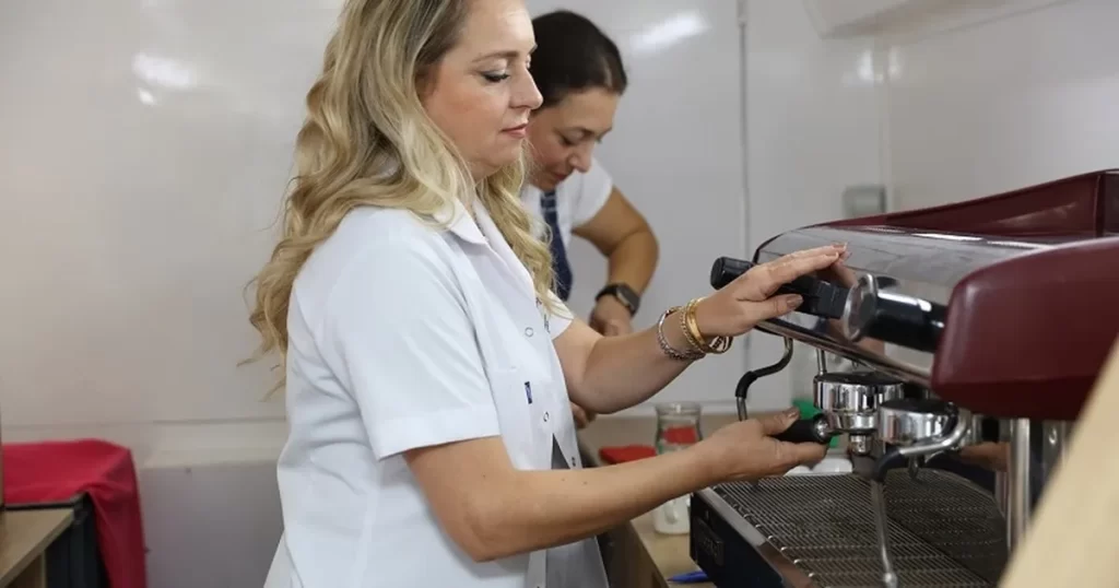 İzmir Güzelbahçe’de barista kursu sertifikaları dağıtıldı