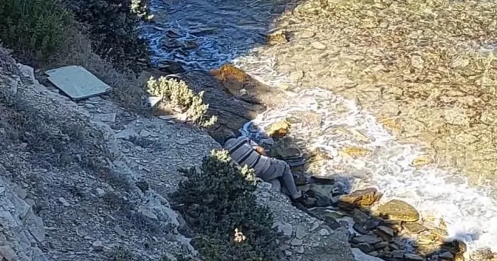 İzmir İtfaiyesi kayalıklardan düşen kişiyi kurtardı