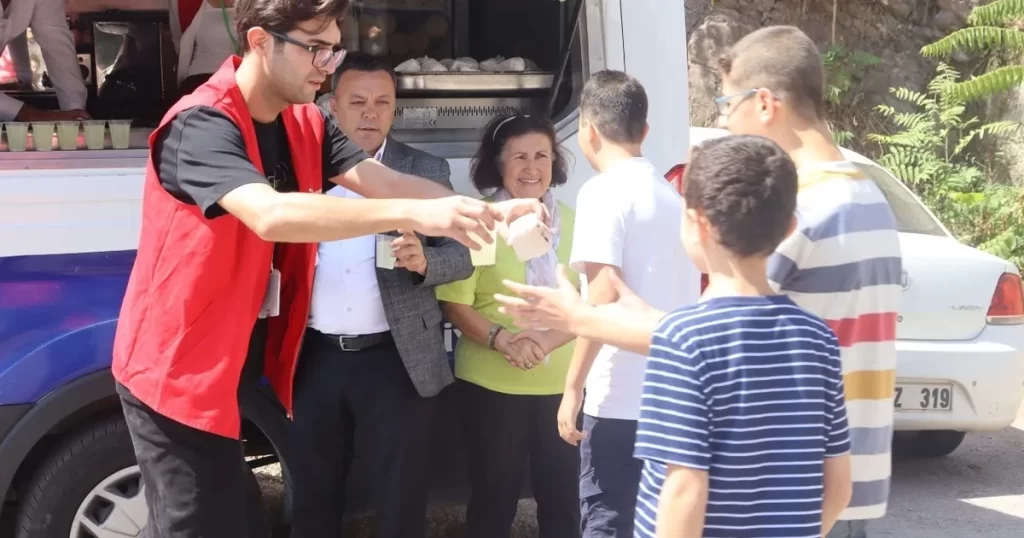 İzmit Belediyesi Topçular Yolu Camii cemaati ile buluştu