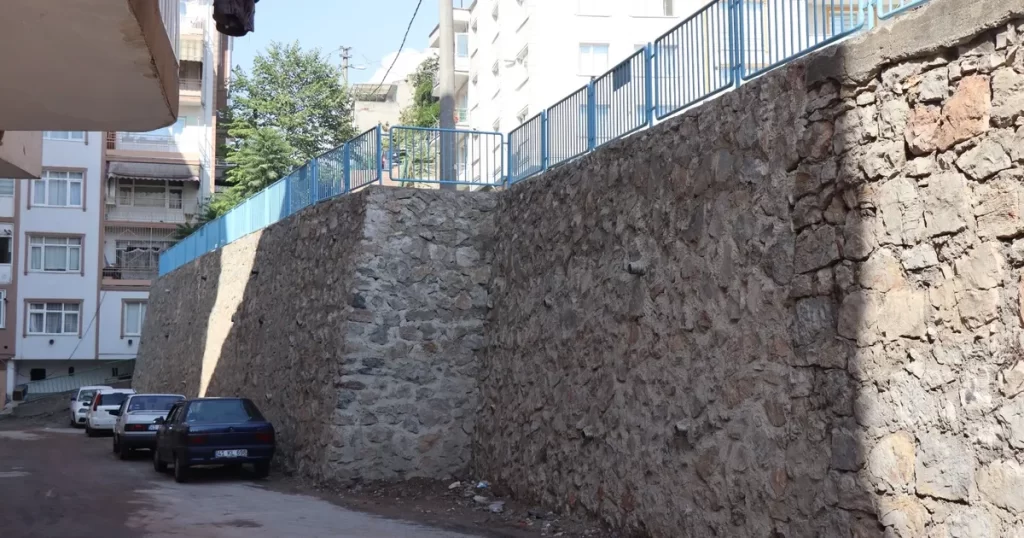 İzmit Belediyesi Zabıtan’da güvenliği sağlayan yeni duvarı tamamladı