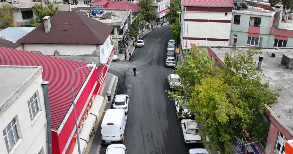 Kahramanmaraş Büyükşehir Andırın’da asfalt atağına devam ediyor