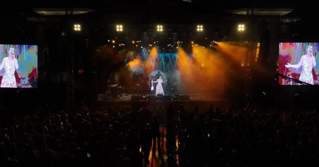 Kurtuluş coşkusu fener alayı ve Funda Arar konseri ile taçlandı