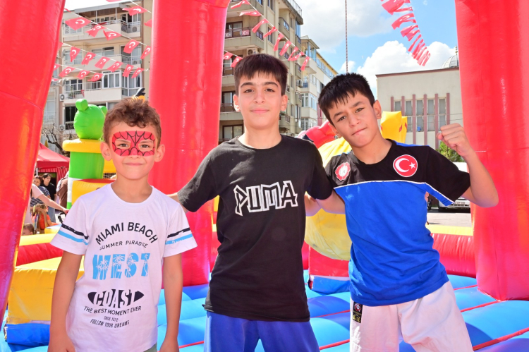 Manisa'da kurtuluş etkinlikleri çocukları sevindirdi