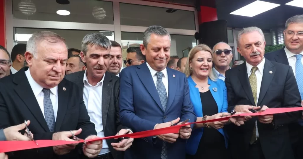 Paşa Kent Lokantasının resmi açılışını Özgür Özel yaptı 