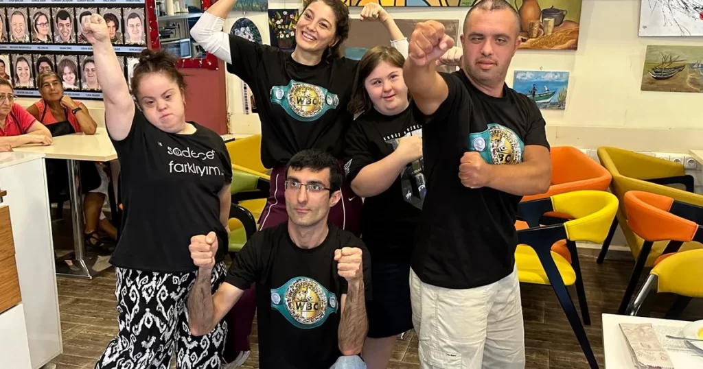 Şampiyon boksörlerinden down sendromlulara anlamlı ziyaret