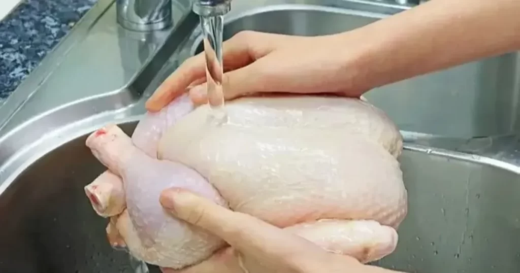 Tavuğu pişirmeden önce bunu sakın yapmayın