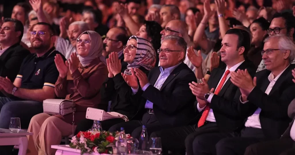 TRT sanatçıları Kayseri’de kulakların pasını sildi