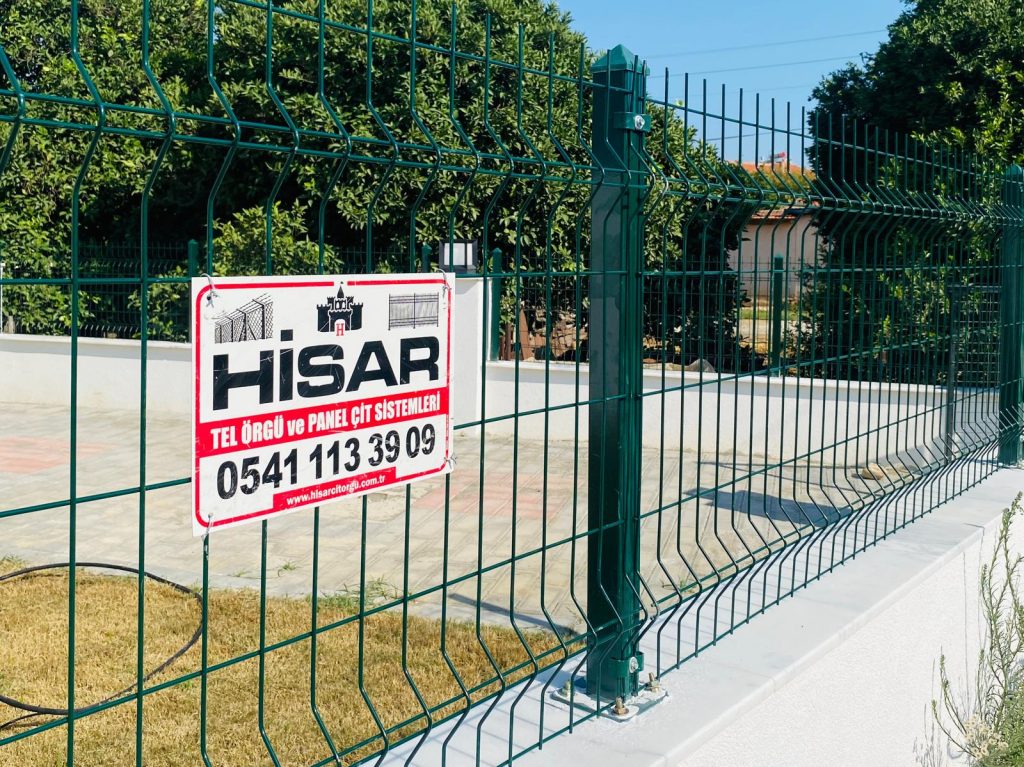 Afyon Tel Örgü, Panel Çit ve Beton Direk Kullanımı: Güvenlik ve Dayanıklılık Üzerine Bir İnceleme